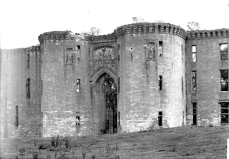 File:Château (restes) - Tours d'entrée - Ferté-Milon (La) - Médiathèque de l'architecture et du patrimoine - APMH00030953.jpg