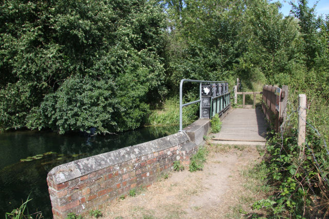 File:Clare Mill gates - geograph.org.uk - 1972075.jpg