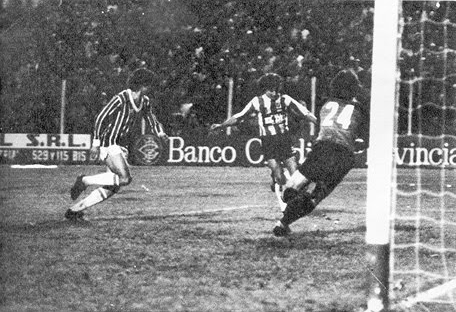 File:Copa Libertadores 1983 - Estudiantes 3 x 3 Grêmio Photo 1.png