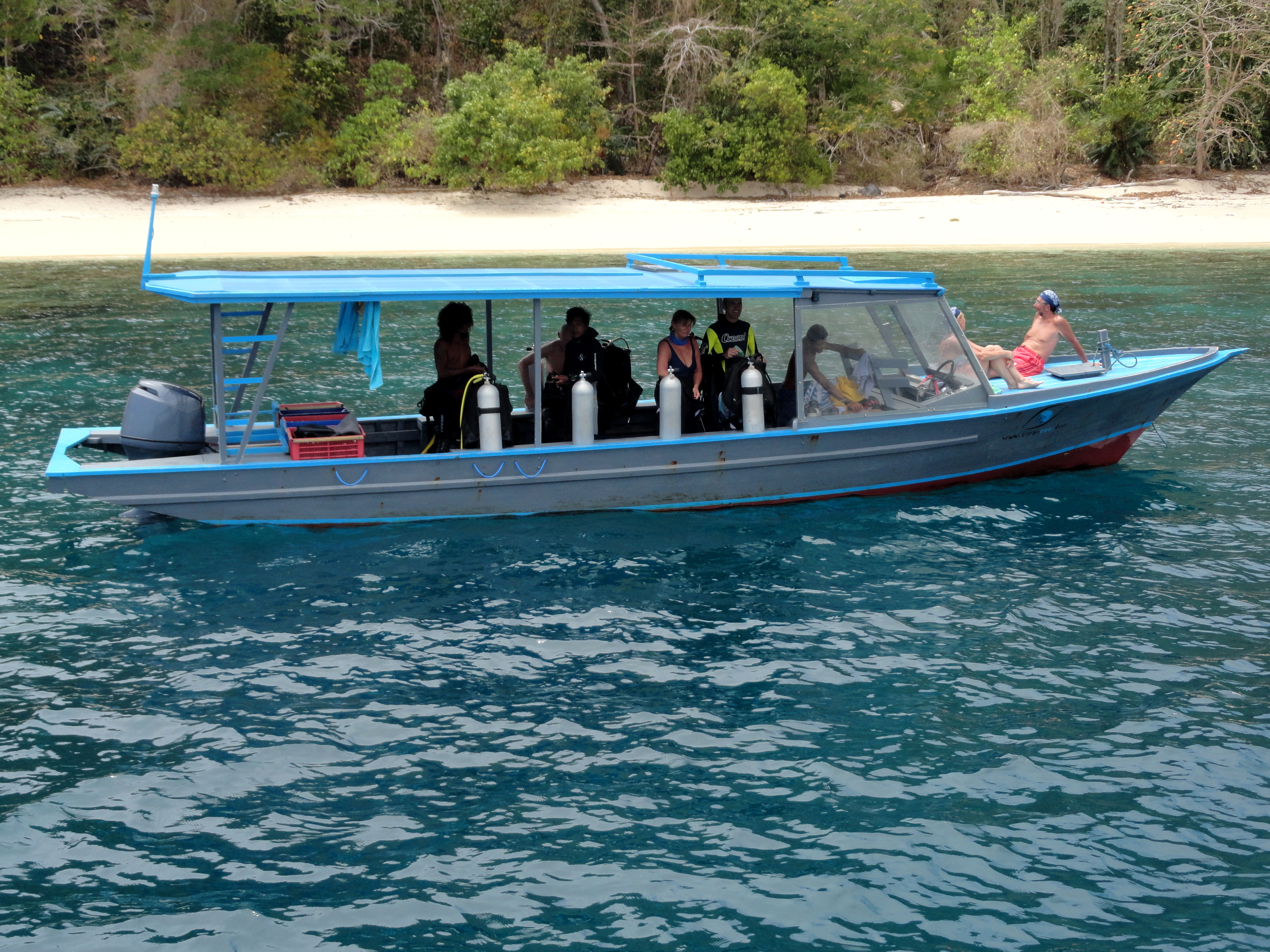 Coral_Eye_Dive_Boat,_Sulawesi_(15223187312)