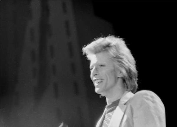 File:David Bowie Diamond Dogs Tour 1974.jpg