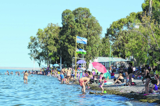 File:Foto del Lago Pellegrini en la ciudad de Cinco Saltos. Río Negro. Argentina..png