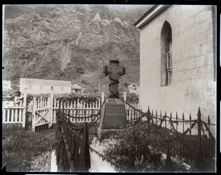 File:Fr. Damien's Grave, St. Philomena's Church, photograph by Brother Bertram.jpg