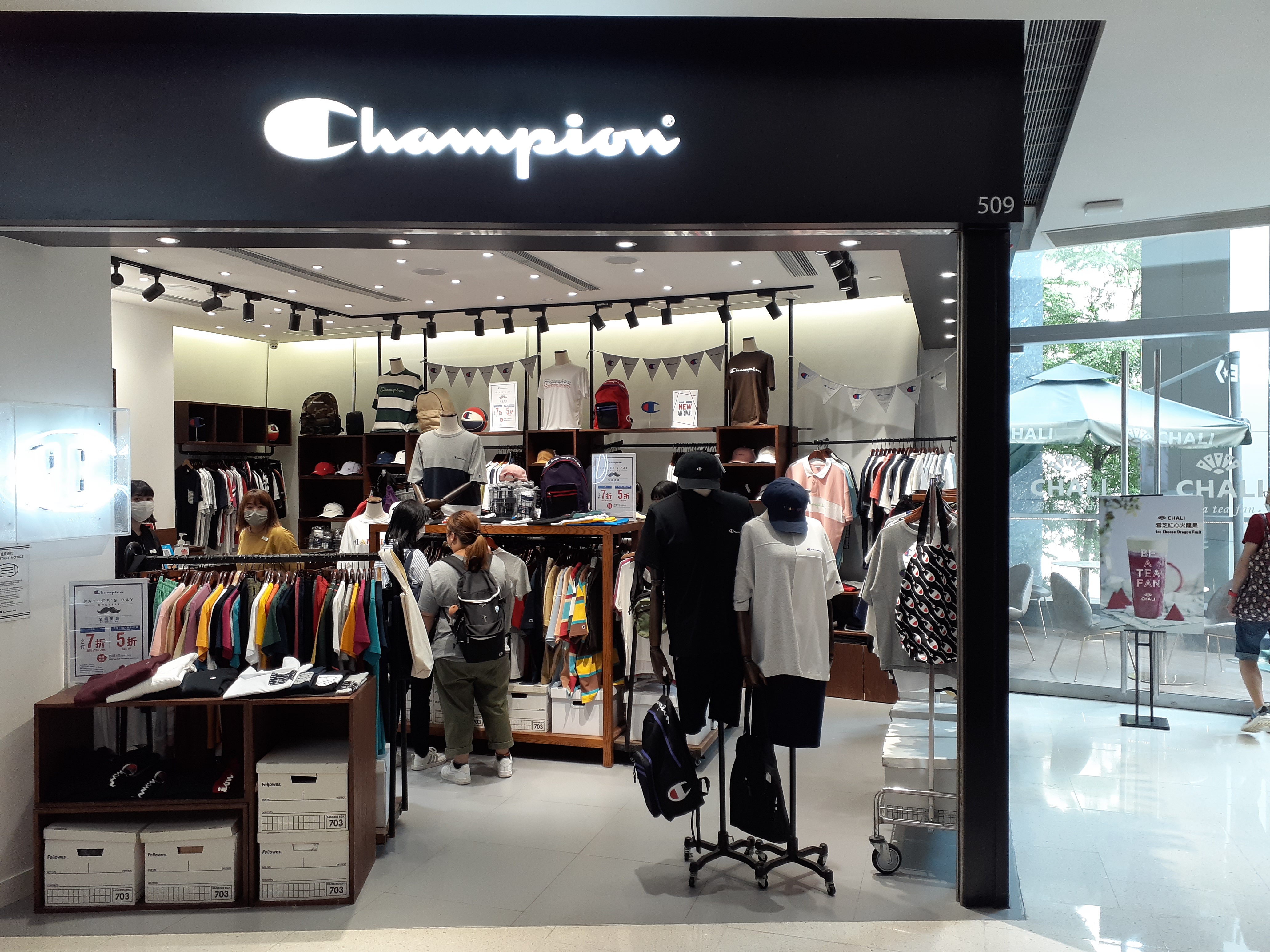 File:HK CWB 銅鑼灣 Causeway Bay 希慎廣場 Hysan Place mall shop Hollister Clothing  Store October 2021 SS2 06.jpg - Wikimedia Commons