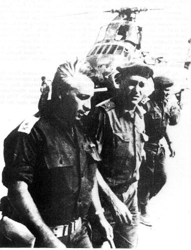 File:Le Major Général Ariel Sharon (à gauche), pendant la bataille d'Abu-Ageila, en juin 1967..jpg