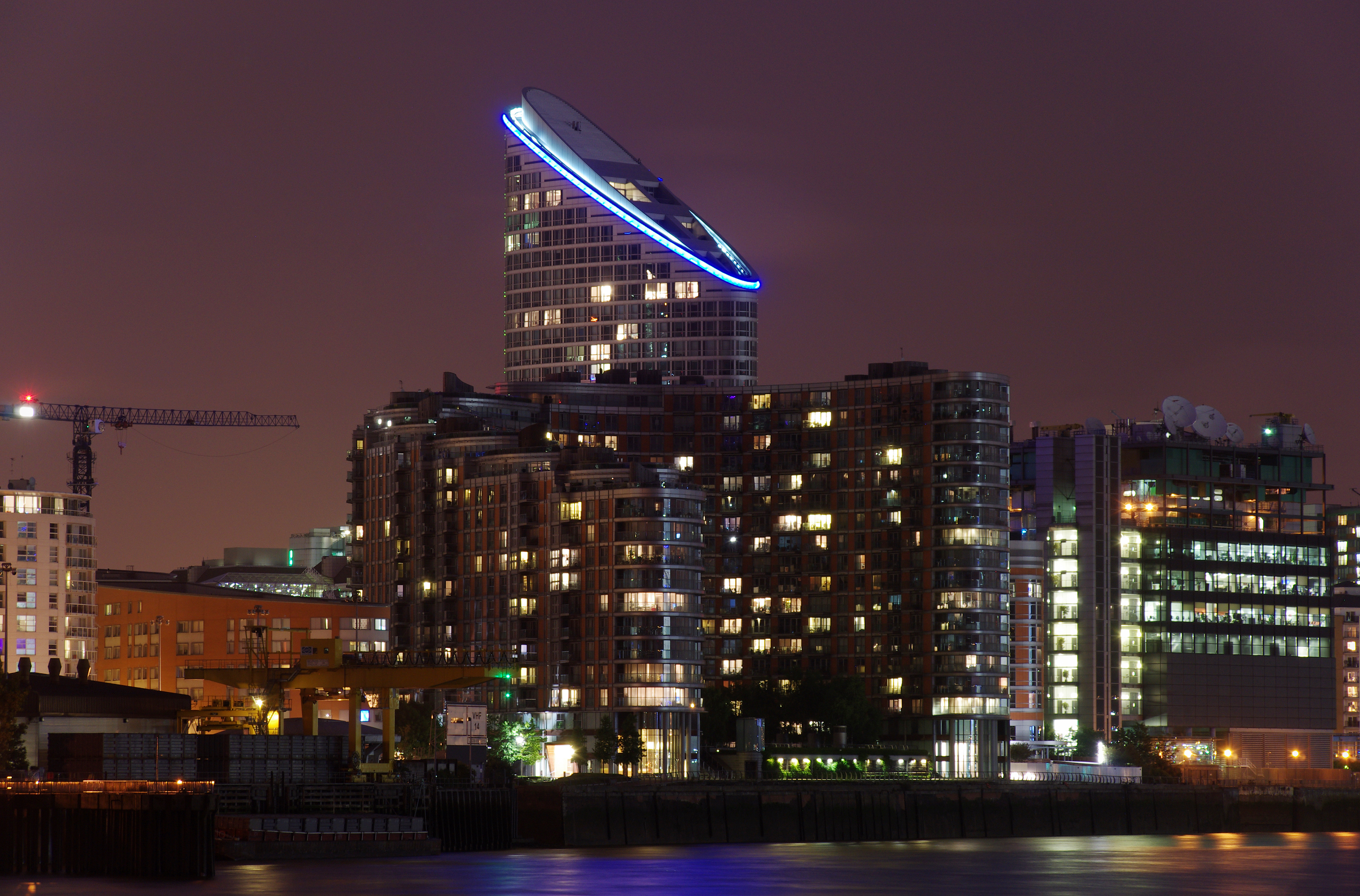 Fairmont Tower ночью