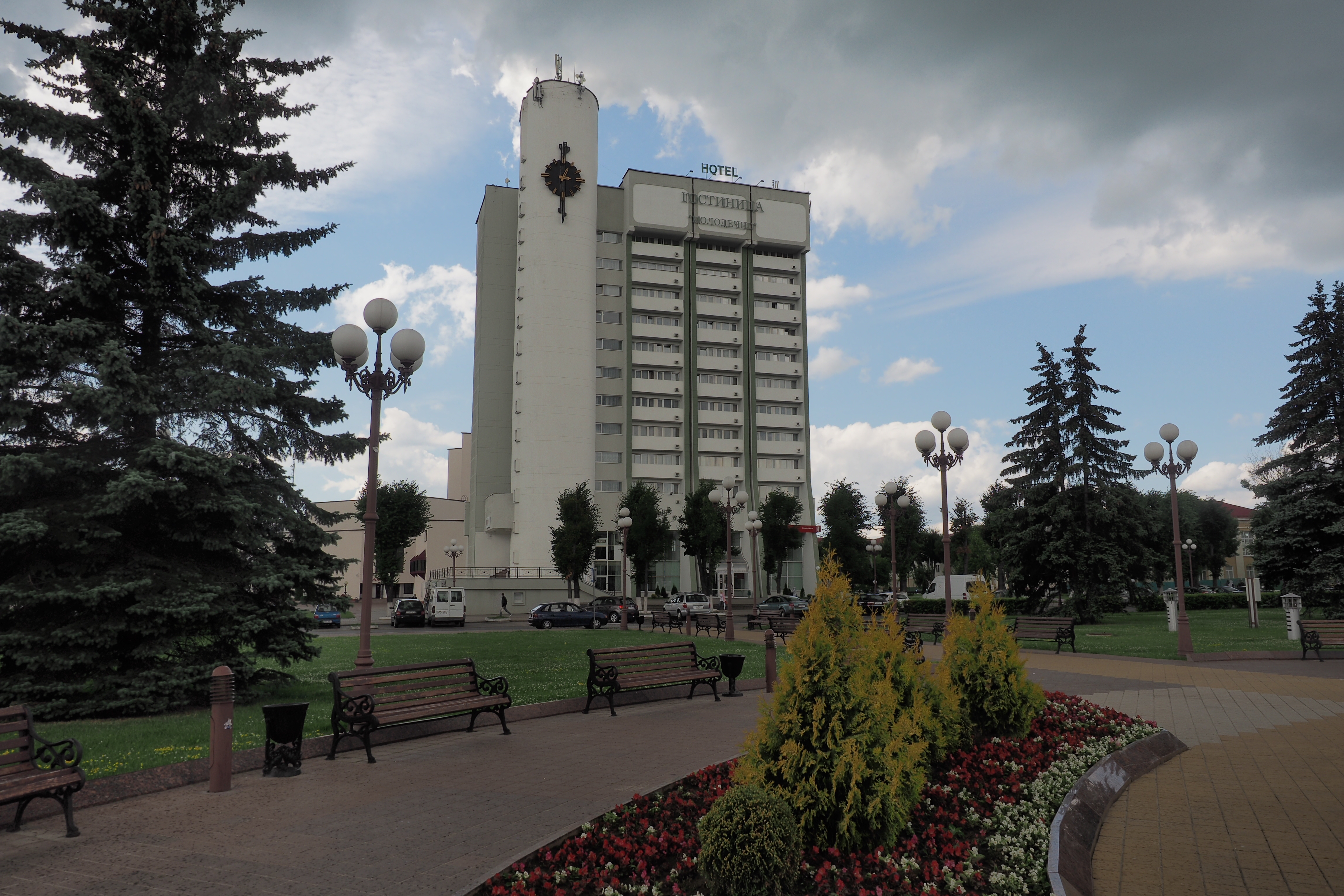 Молодечно. Молодечно город в Белоруссии. Белоруссия - городок Молодечно. Центральная площадь Молодечно. Молодечно гостиница Молодечно.