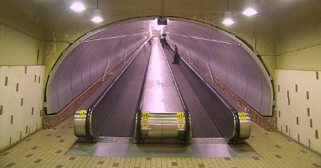 Moving sidewalk