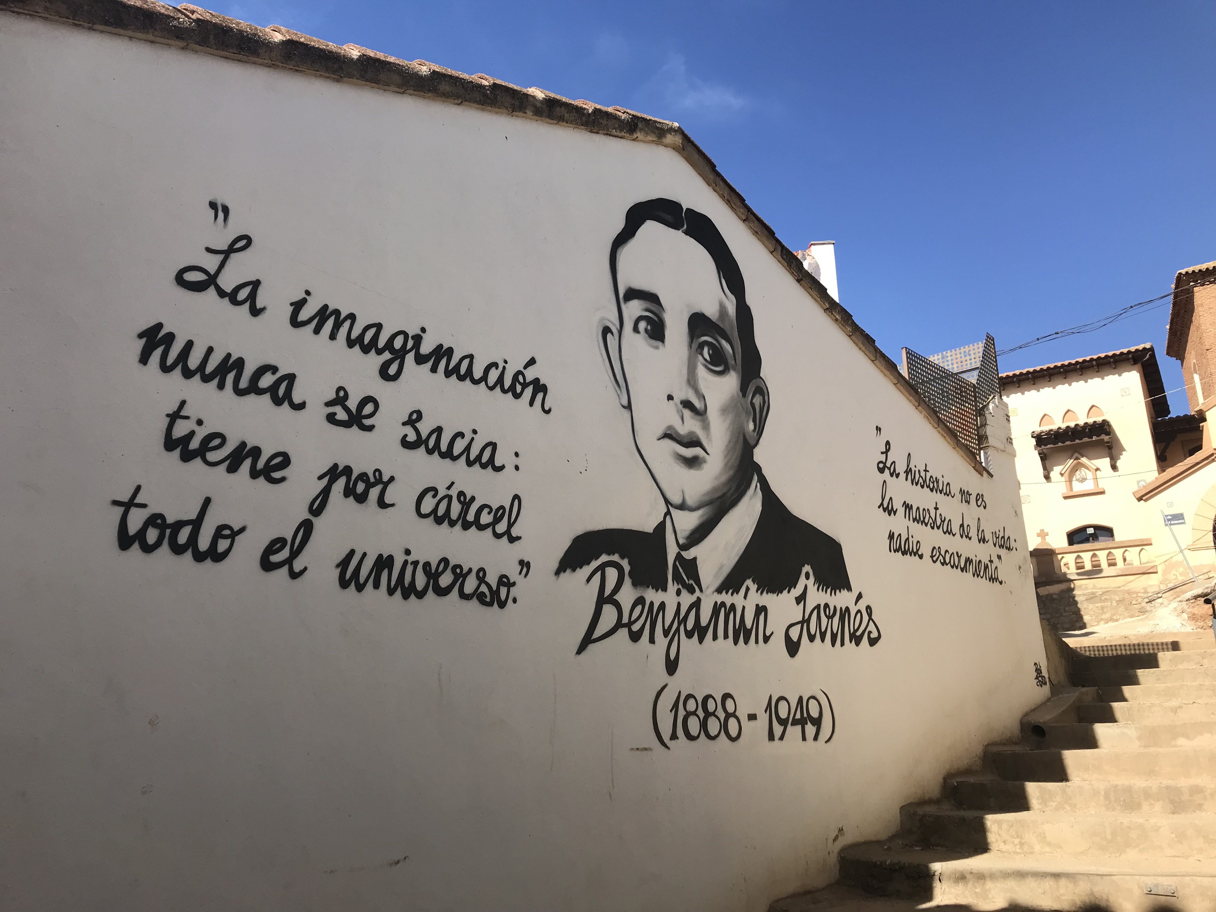 Mural en homenaje a Benjamín Jarnés en Codo, su localidad natal.