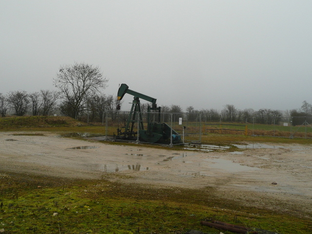 File:Oil well in Lincolnshire - geograph.org.uk - 1139065.jpg