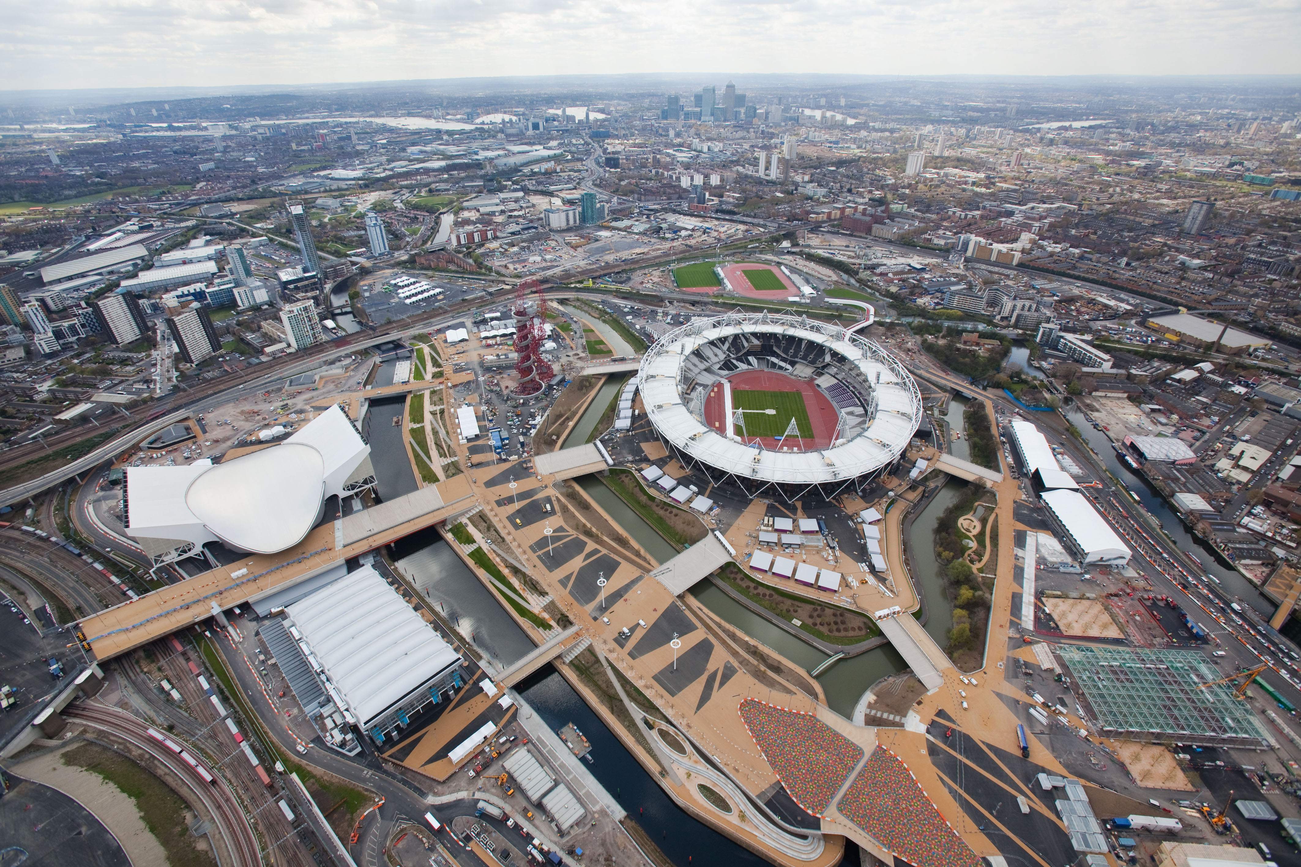 https://upload.wikimedia.org/wikipedia/commons/6/60/Olympic_Park%2C_London%2C_16_April_2012.jpg