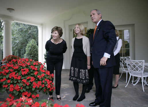 File:President George W. Bush and Mrs. Laura Bush are joined outside the Oval Office by the 2006 National Spelling Bee Champion, Kerry Close.jpg