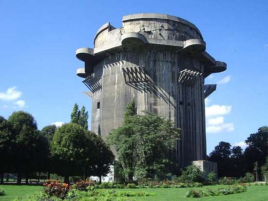 File:Runder Flakturm Augarten.jpg