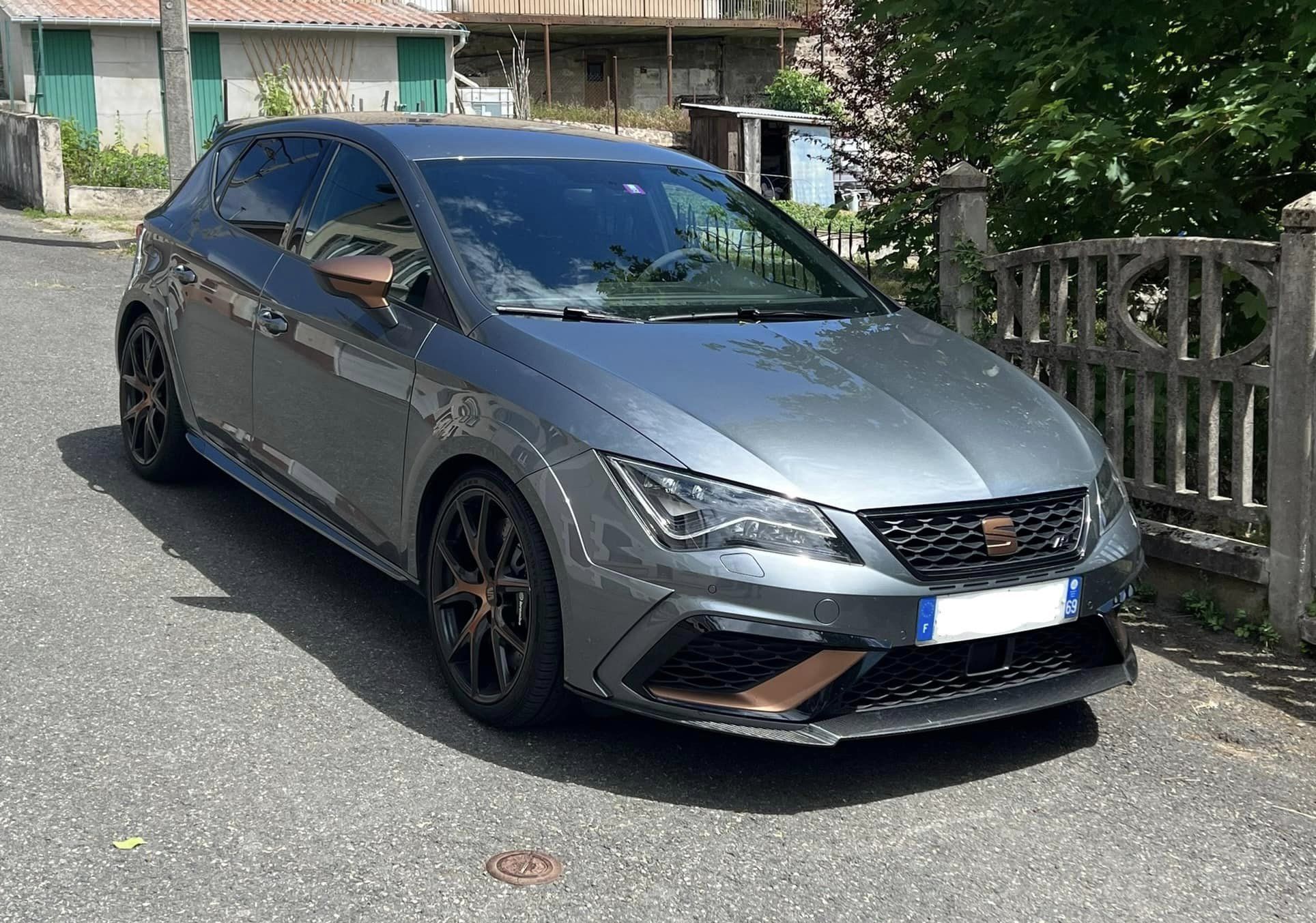 File:Seat Leon 5F Cupra R berline 5 portes sans filtre à particules  (FAP-OPF-GPF).jpg - Wikimedia Commons