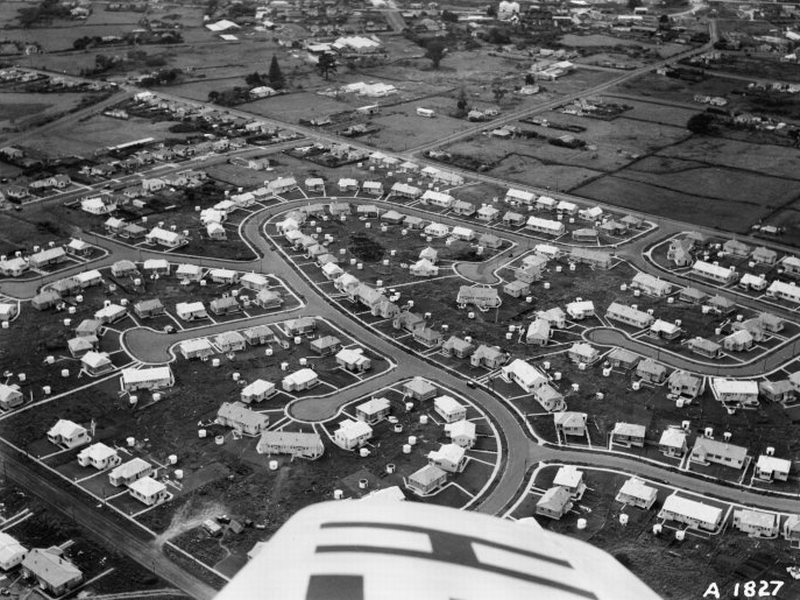 https://upload.wikimedia.org/wikipedia/commons/6/60/State_Housing_in_Oranga,_Auckland,_1947.jpg