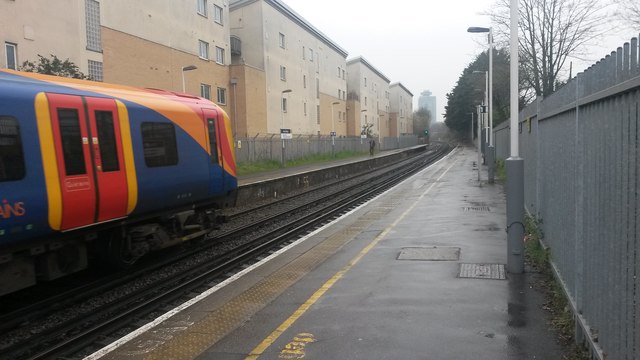 File:Westbound train at Kew Bridge Station - geograph.org.uk - 4903341.jpg