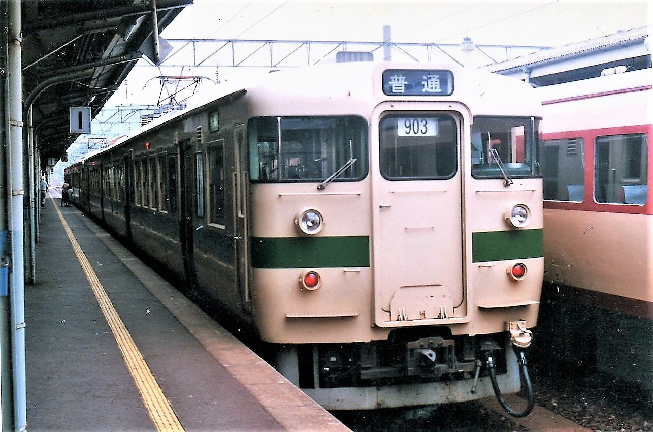 File:国鉄713系電車（佐世保駅にて 1984年8月25日）.jpg - Wikimedia 