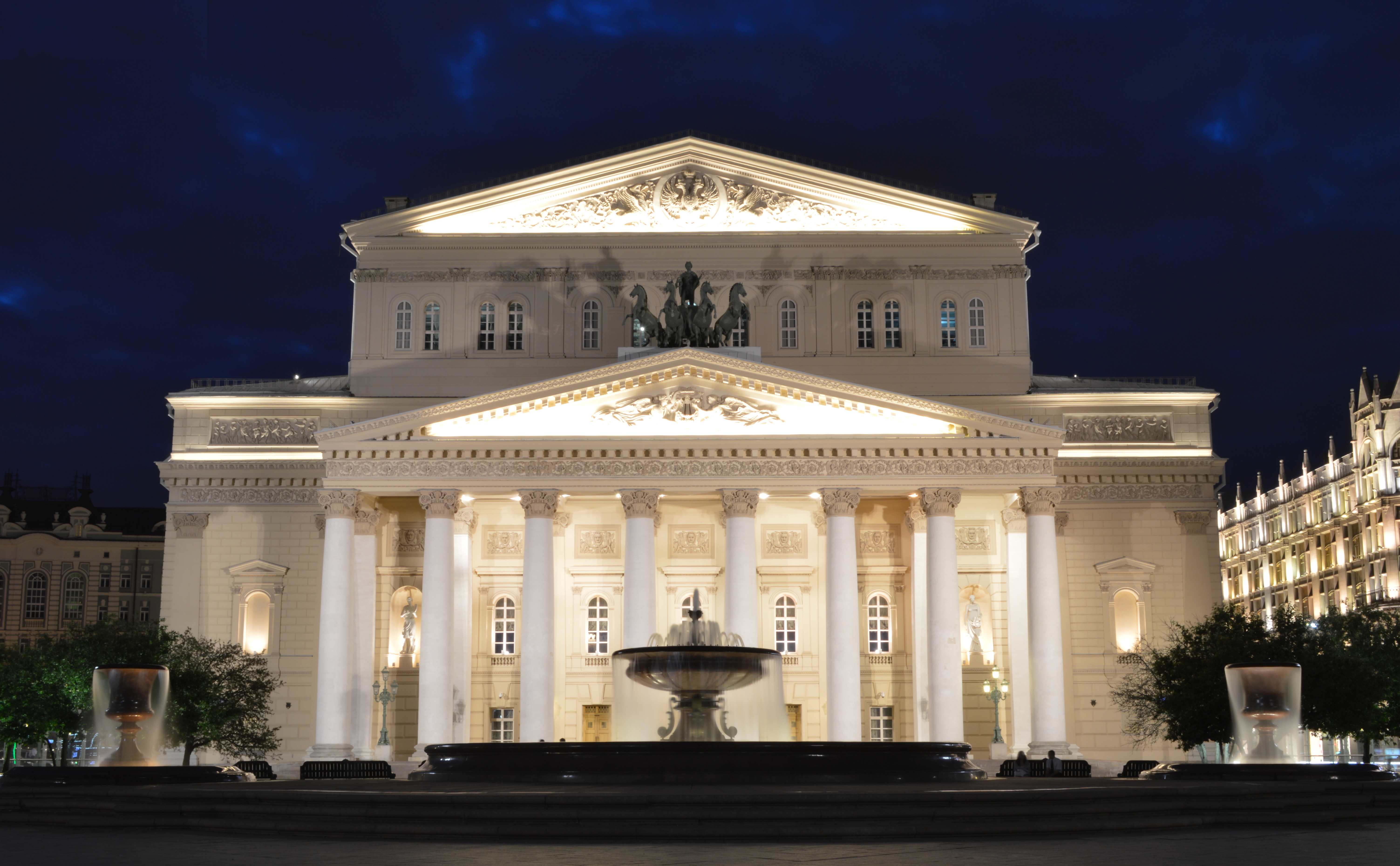 Moscow's theatres. Государственный Академический большой театр. Здание большого театра в Москве. Москва большой театр джипег. Оперный театр Москва фасад.