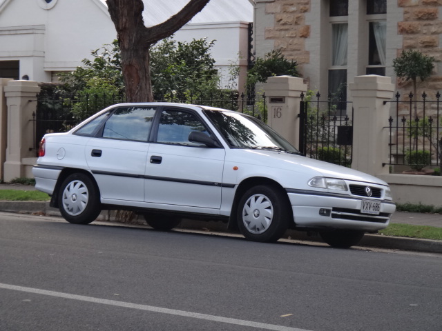 File:1997 Holden Astra GL (8709881612).jpg