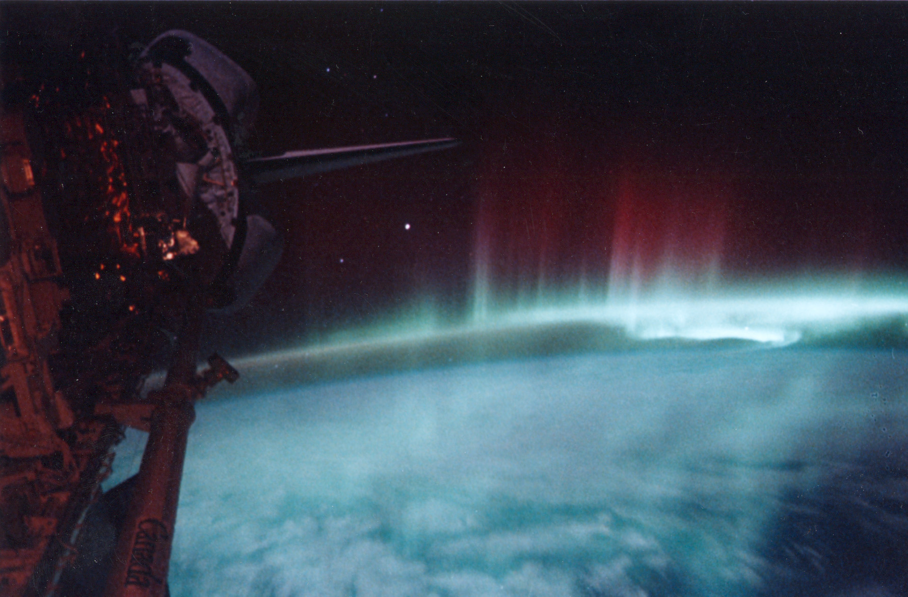 File:Aurora-SpaceShuttle-EO.jpg - Wikipedia