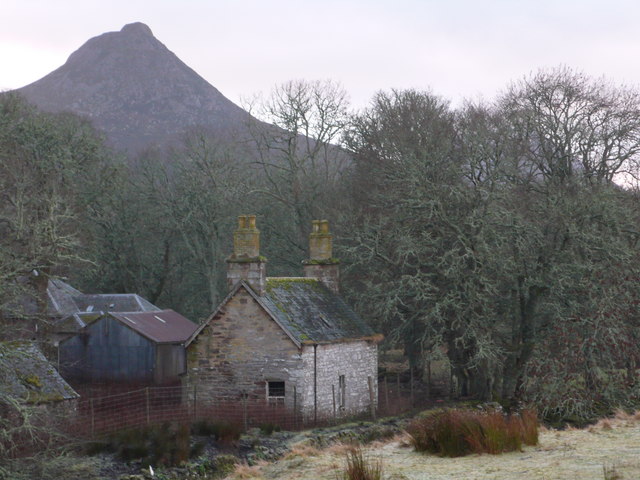 File:Braemore Lodge and Maiden Pap - geograph.org.uk - 1119344.jpg