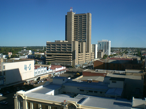Vue sur le quartier central des affaires de Bulawayo (CBD) depuis la Pioneer House du prince Phumulani Nyoni. Le CBD s'étend sur 5,4 kilomètres carrés et se présente sous la forme d'un quadrillage avec 17 avenues et 11 rues.