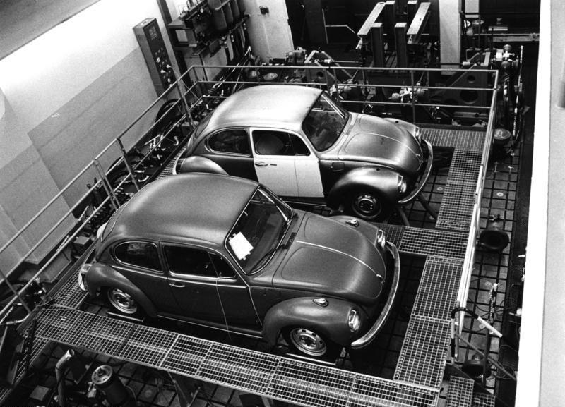 File:Bundesarchiv B 145 Bild-F038801-0016, Wolfsburg, Volkswagen, VW Käfer auf Prüfstand.jpg