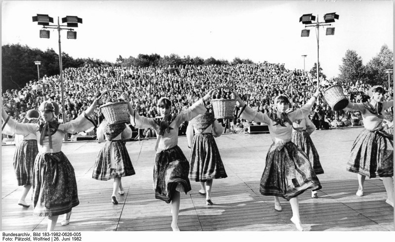 Datei:Bundesarchiv Bild 183-1982-0626-005, Tutow, Eröffnung der Arbeiterfestspiele.jpg