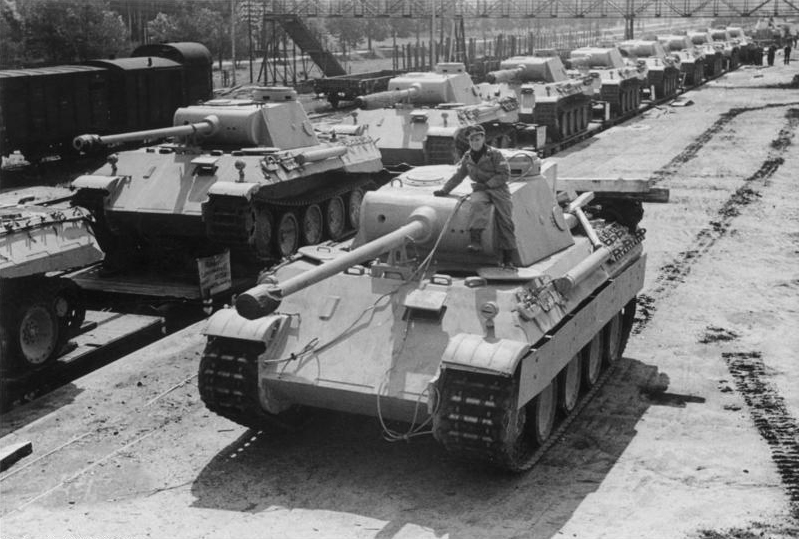 Panzer V Panther rumbo al Frente Oriental. Al final su papel en la batalla del Kursk fue menos relevante de lo esperado. Fuente y autoría: Bundesarchiv, Bild 183-H26258 / CC-BY-SA