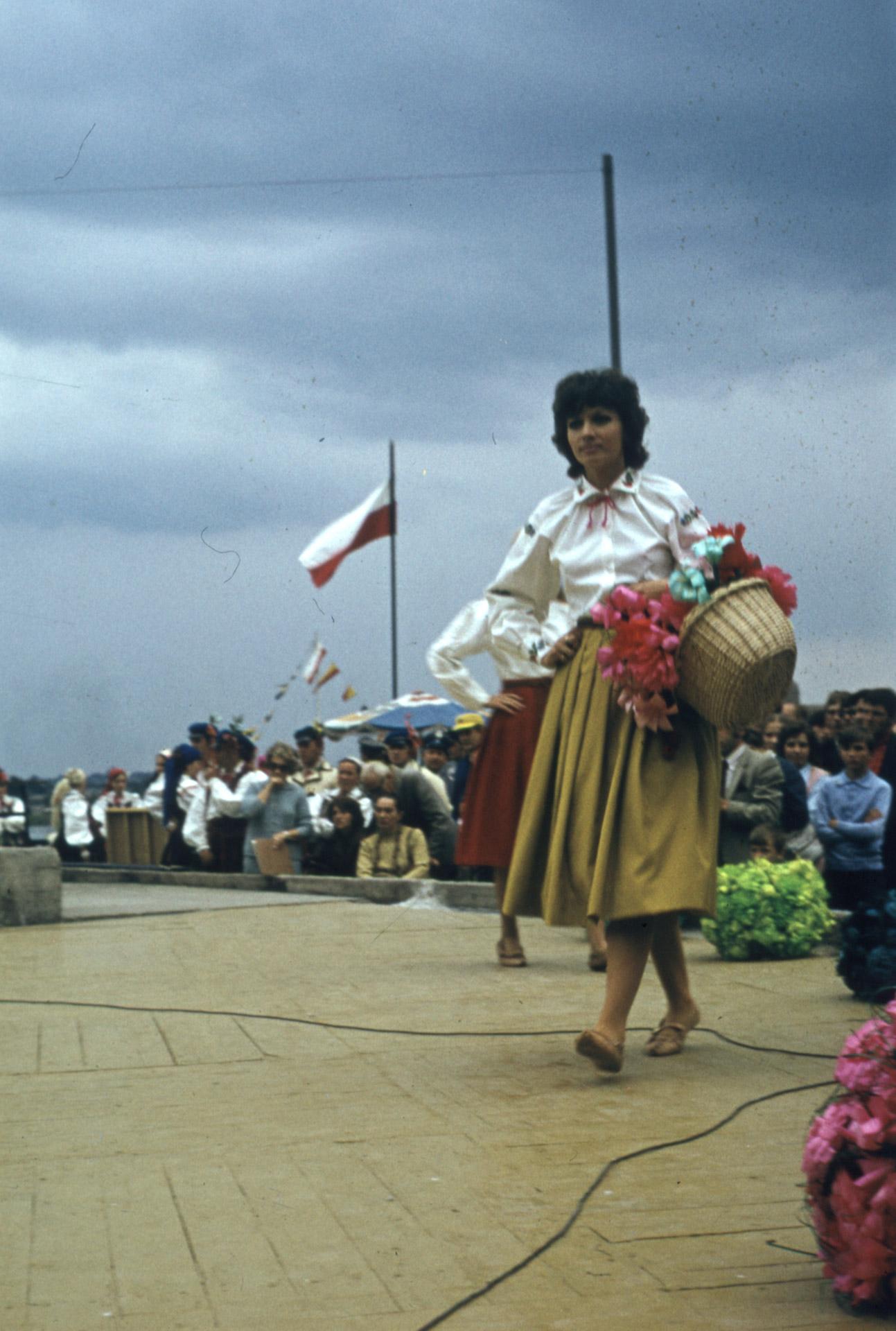 File:Elementy folklorystyczne w modzie Polska”, CPLiA) - Płock 000384s.jpg - Wikimedia Commons