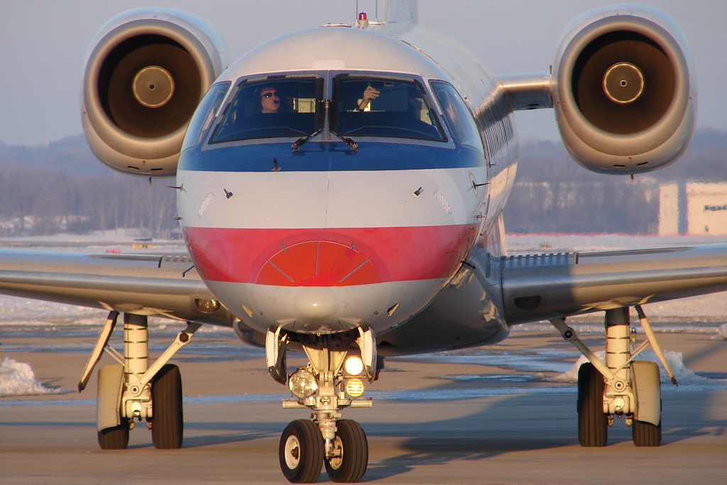 Embraer ERJ 145 (American Eagle) (8362091675).jpg