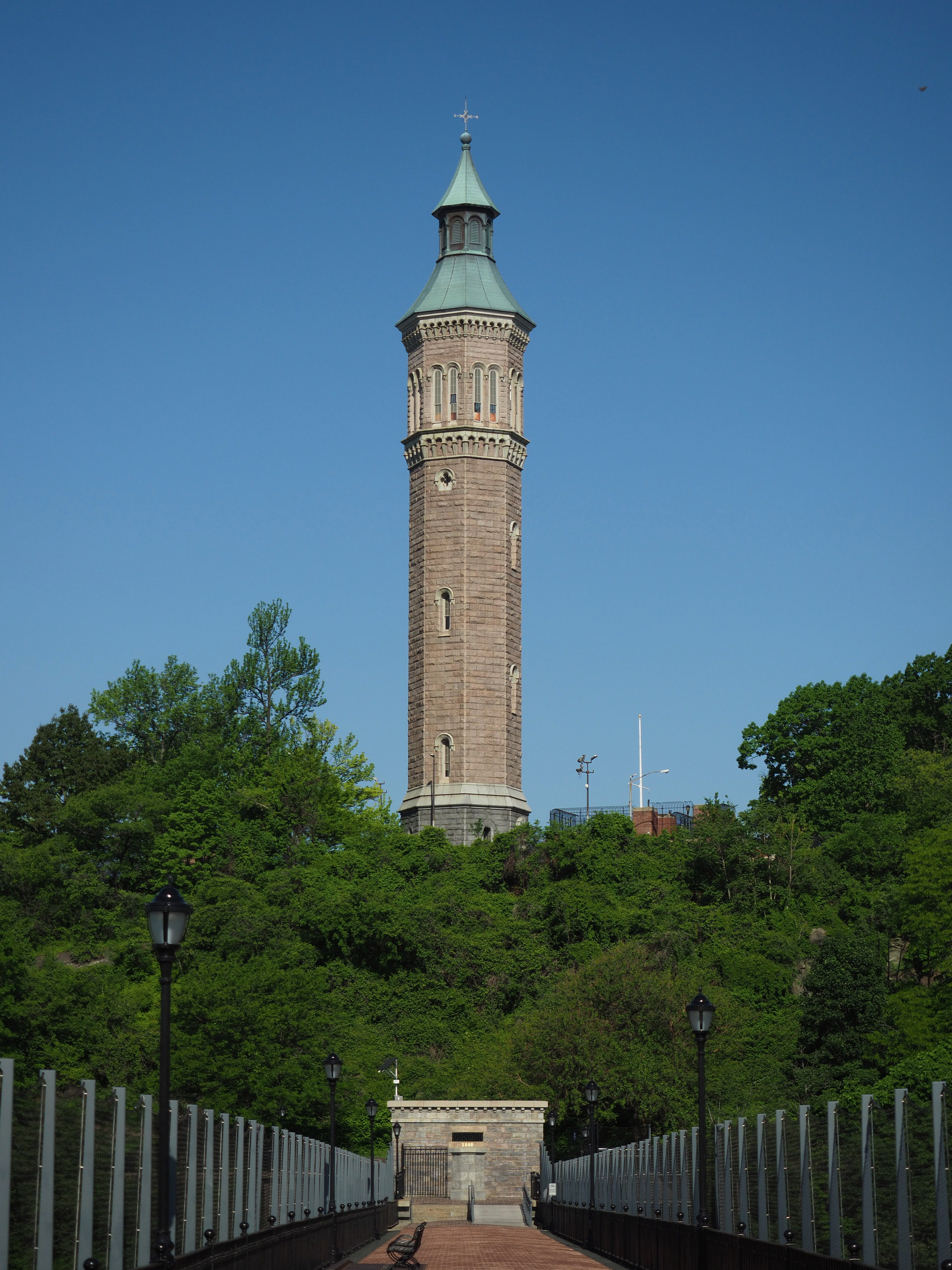 Хайбридж. Highbridge_Water_Tower,_Manhattan. Водонапорная башня в Лондоне текст на английском. Silitina from the Tower.