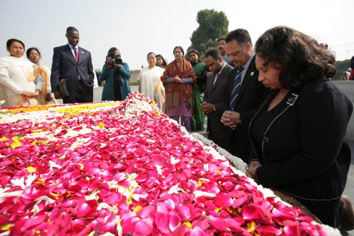 File:Jacksons visit Gandhi's grave.jpg