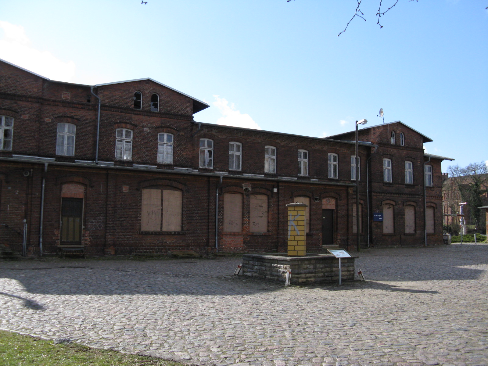 Straßenansicht des Bahnhofs-Empfangsgebäudes im Jahr 2008