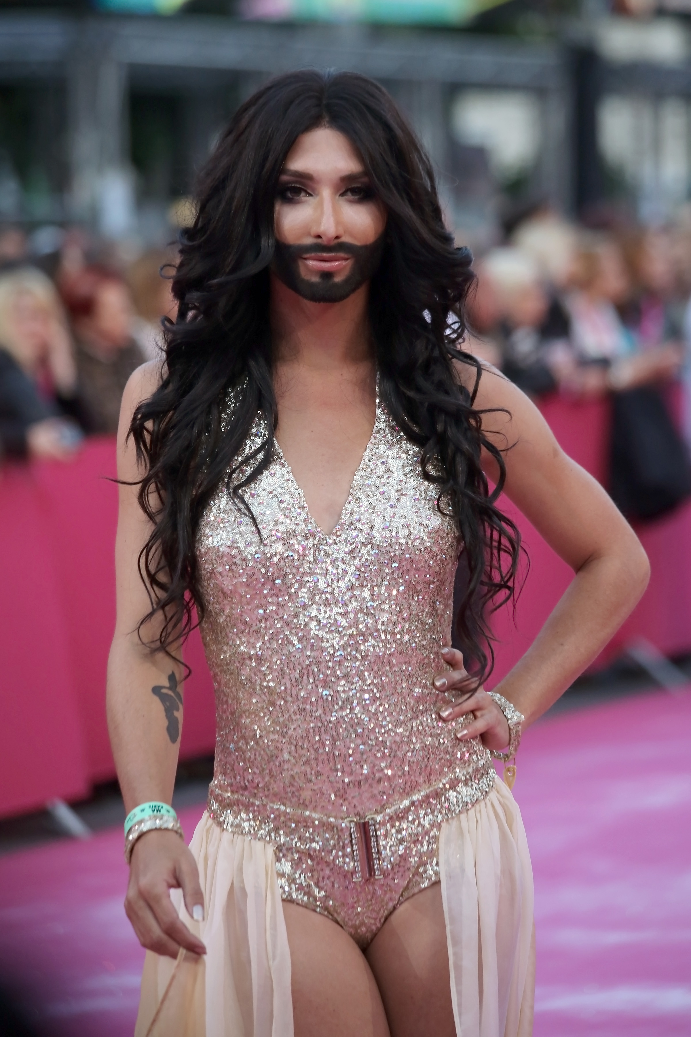 Файл:Life Ball 2013 - magenta carpet Conchita Wurst.jpg — Википедия