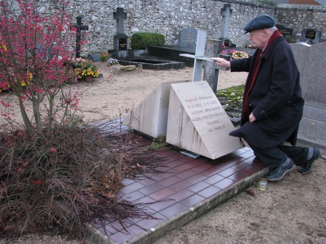 File:Maciej Morawski, Cemetery Lailly en Val, December 5, 2008, Fot. Mariusz Kubik 01.jpg