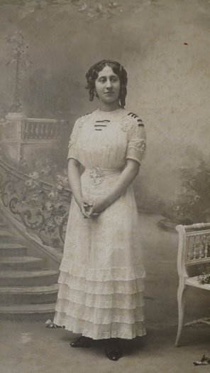 File:Maria-Elisa Larrague, dite Léla.jpg