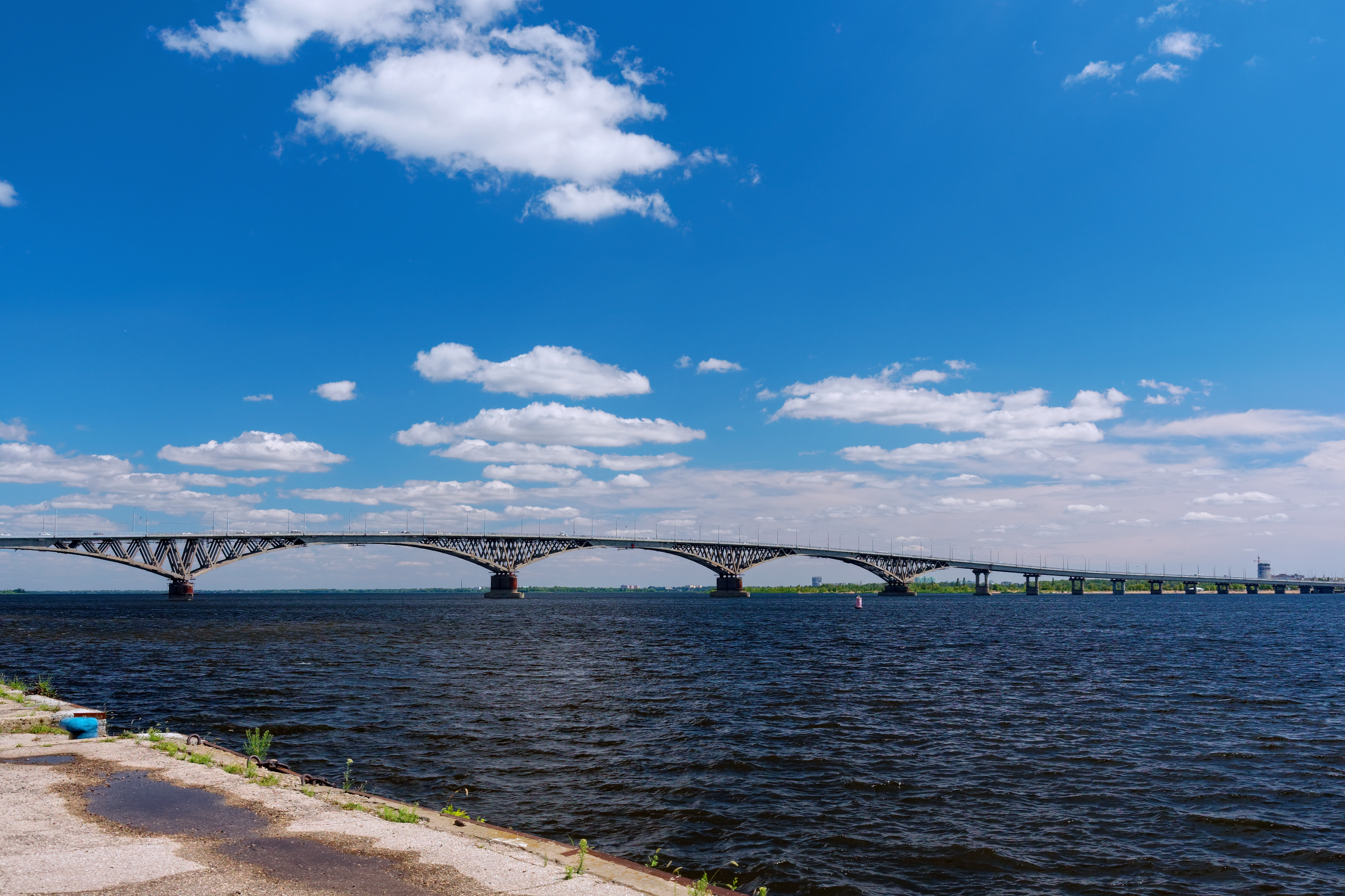 Фото саратовского. Саратовский Автодорожный мост. Мост через Волгу Саратов Энгельс. Саратовский мост Саратов. Река Волга мост Саратов Энгельс.