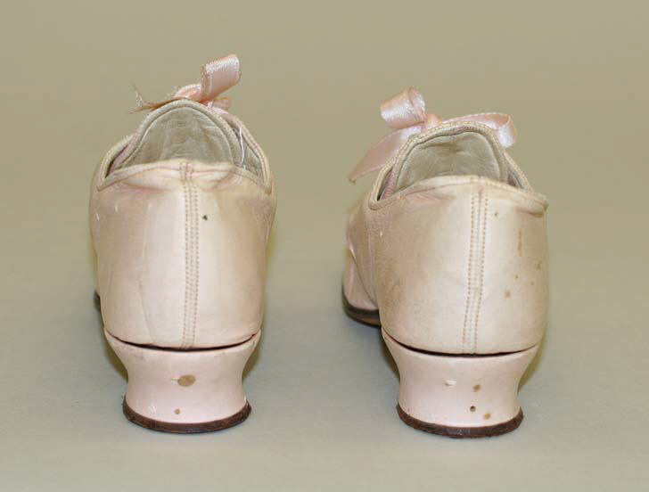 File:Shoes MET CI41.130.3ab B.jpg