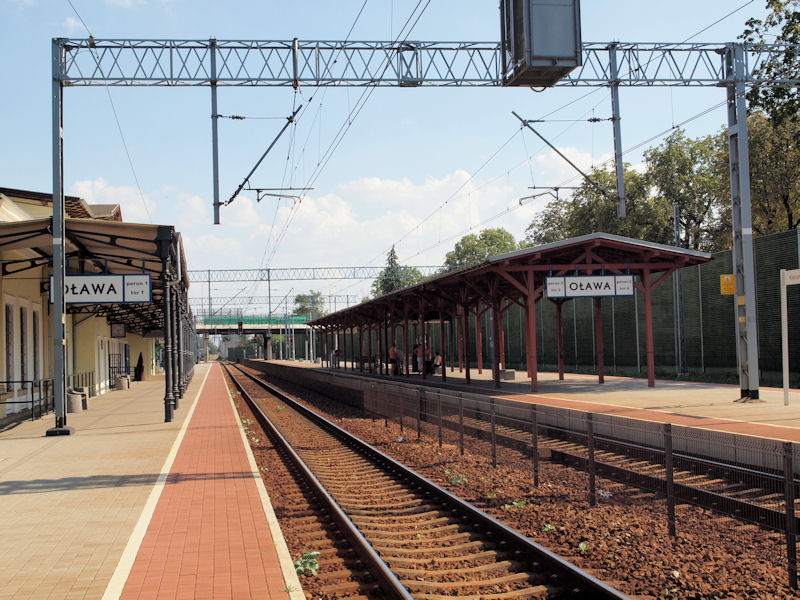 File:Stacja kolejowa Oława - perony.jpg