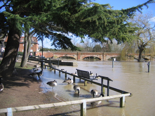 File:Stratford upon Avon Floods - geograph.org.uk - 1106085.jpg