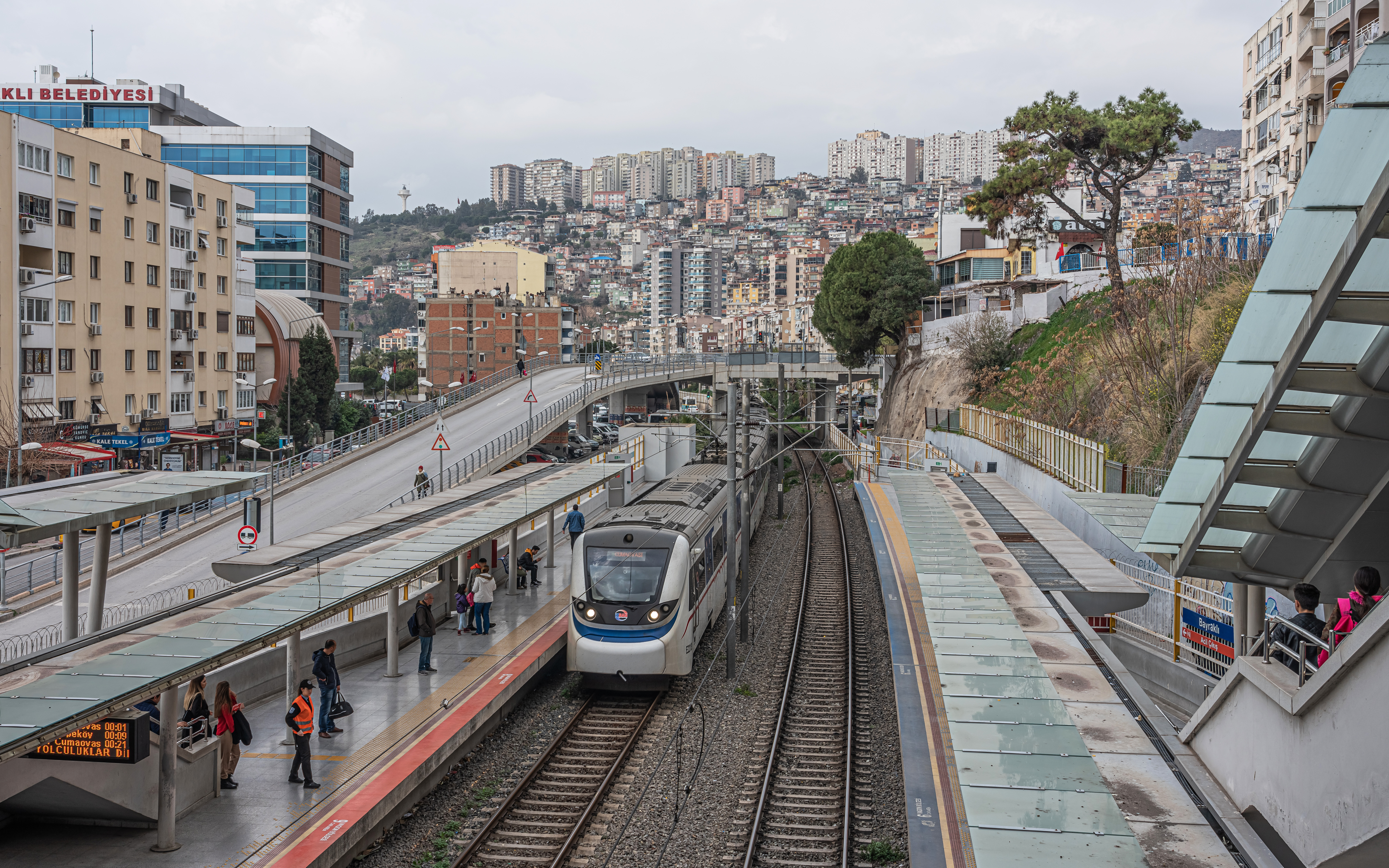 Bayraklı Tren İstasyonu - Vikipedi