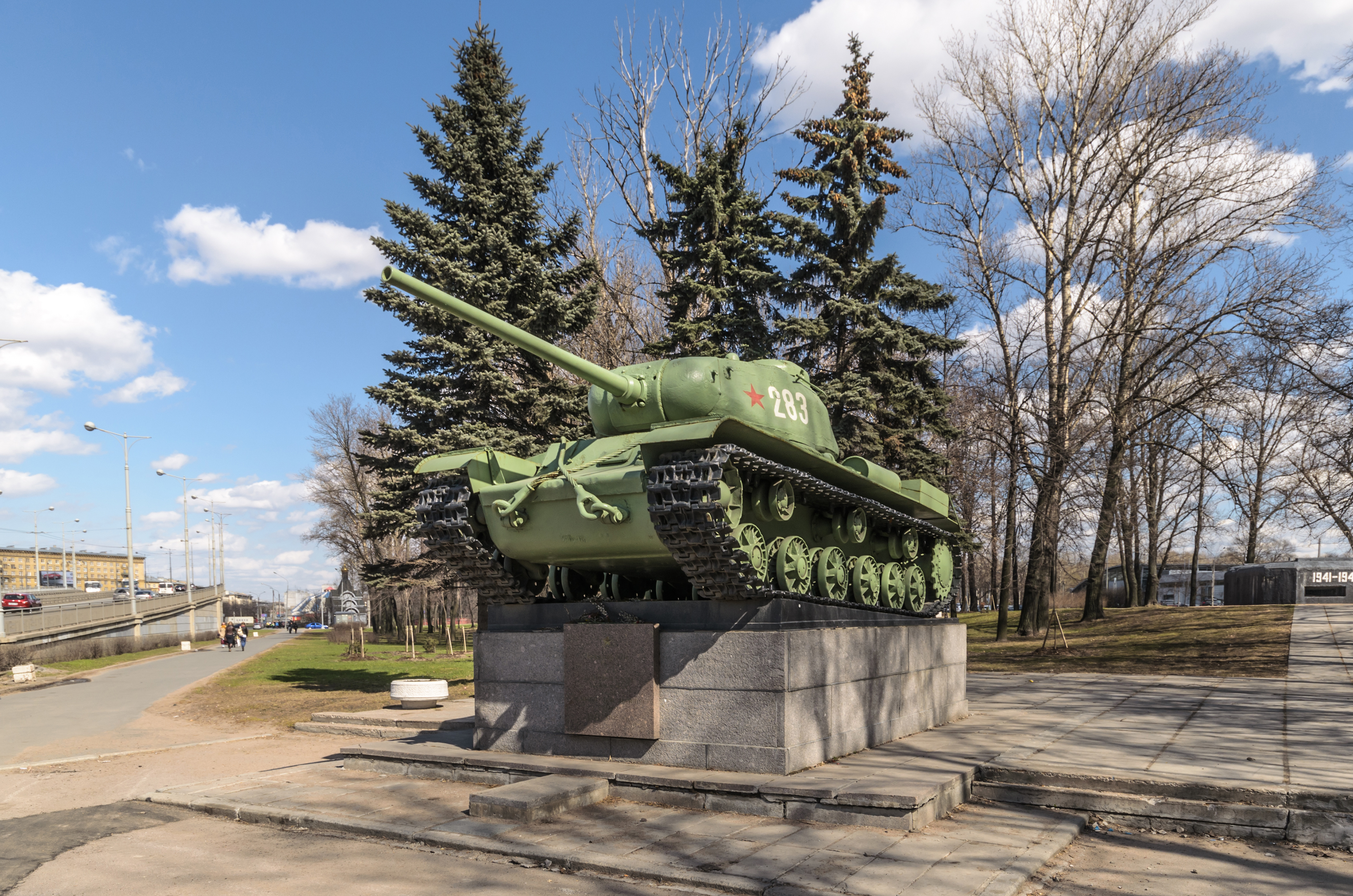 Танковый спб. Танк Кировский завод памятник. Танк в Автово памятник. Танк на проспекте Стачек. Танк-победитель кв-85 в Автово.