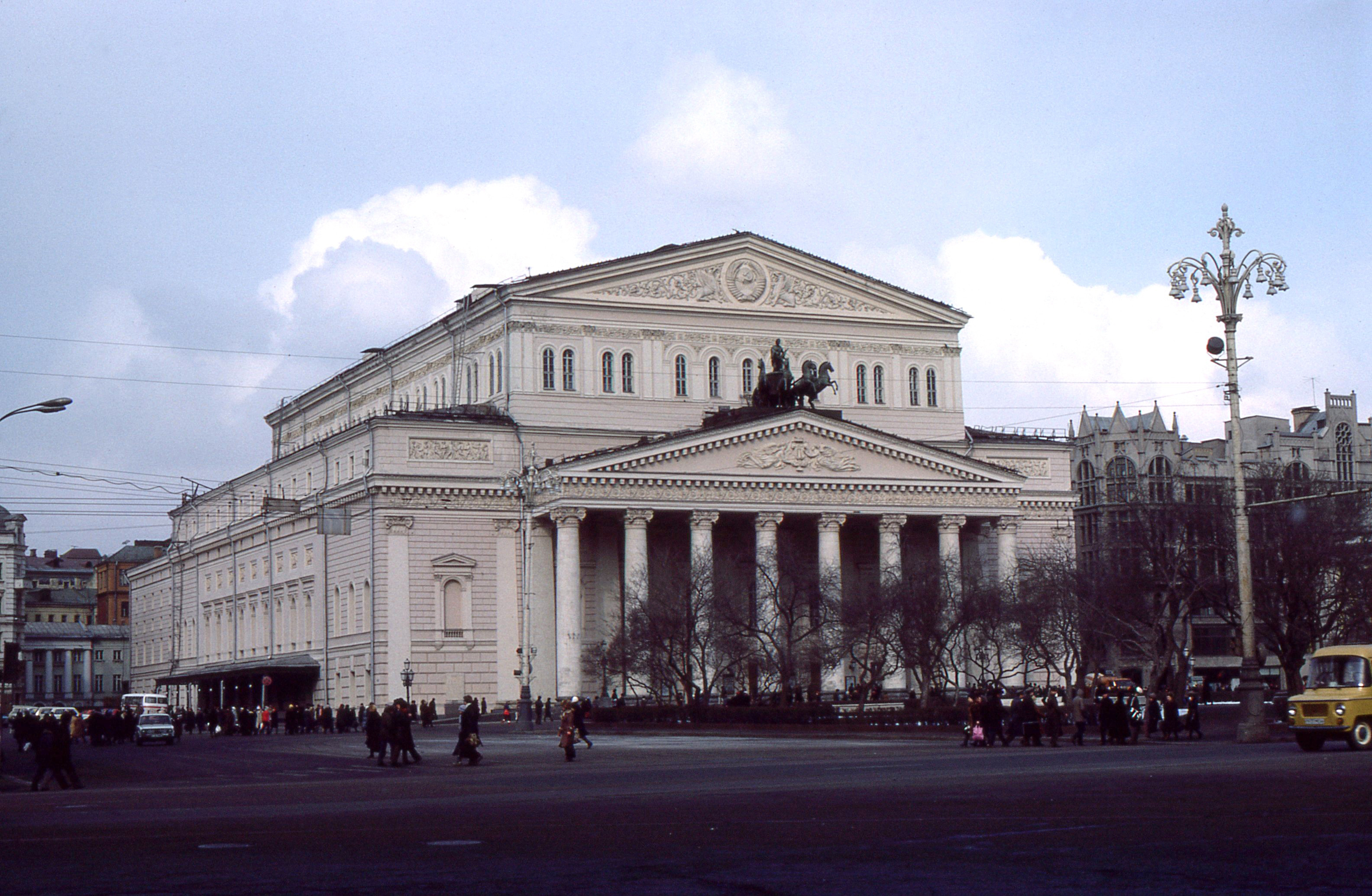 Bolshoi theatre is in moscow. Большой Московский театр сбоку. Большой театр 2000. Большой театр в Москве в 2000 году. Большой театр Москва вид сбоку.