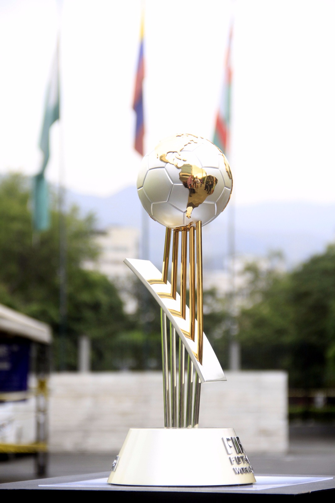 Trofeo_del_mundial_de_Futsal,_visitó_comando_de_la_Policía_en_Cali_(28282635893)