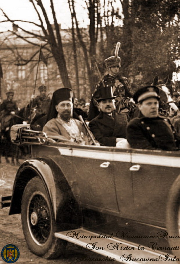 Visarion Puiu si Ion Nistor spre Palatul Mitropolitan 1918 la Cernauti.jpg