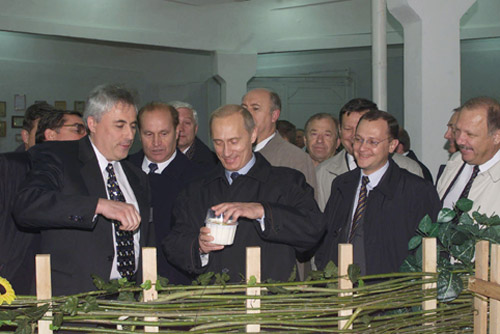 File:Vladimir Putin 9 October 2001-6.jpg