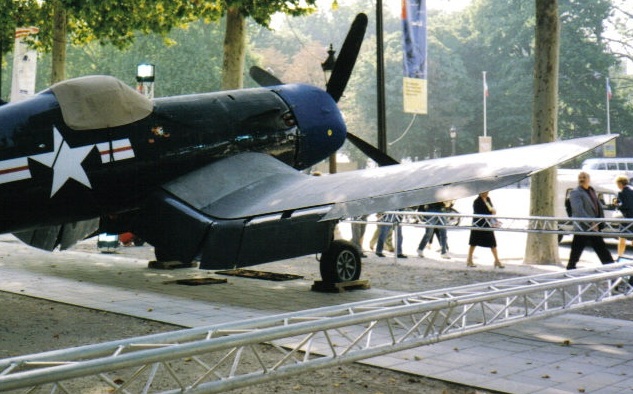 File:Vought F4U Corsair au Champs d'Aviation.jpg