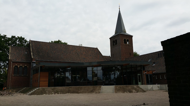 File:Vredeskerk met nieuwe uitbouw.jpg