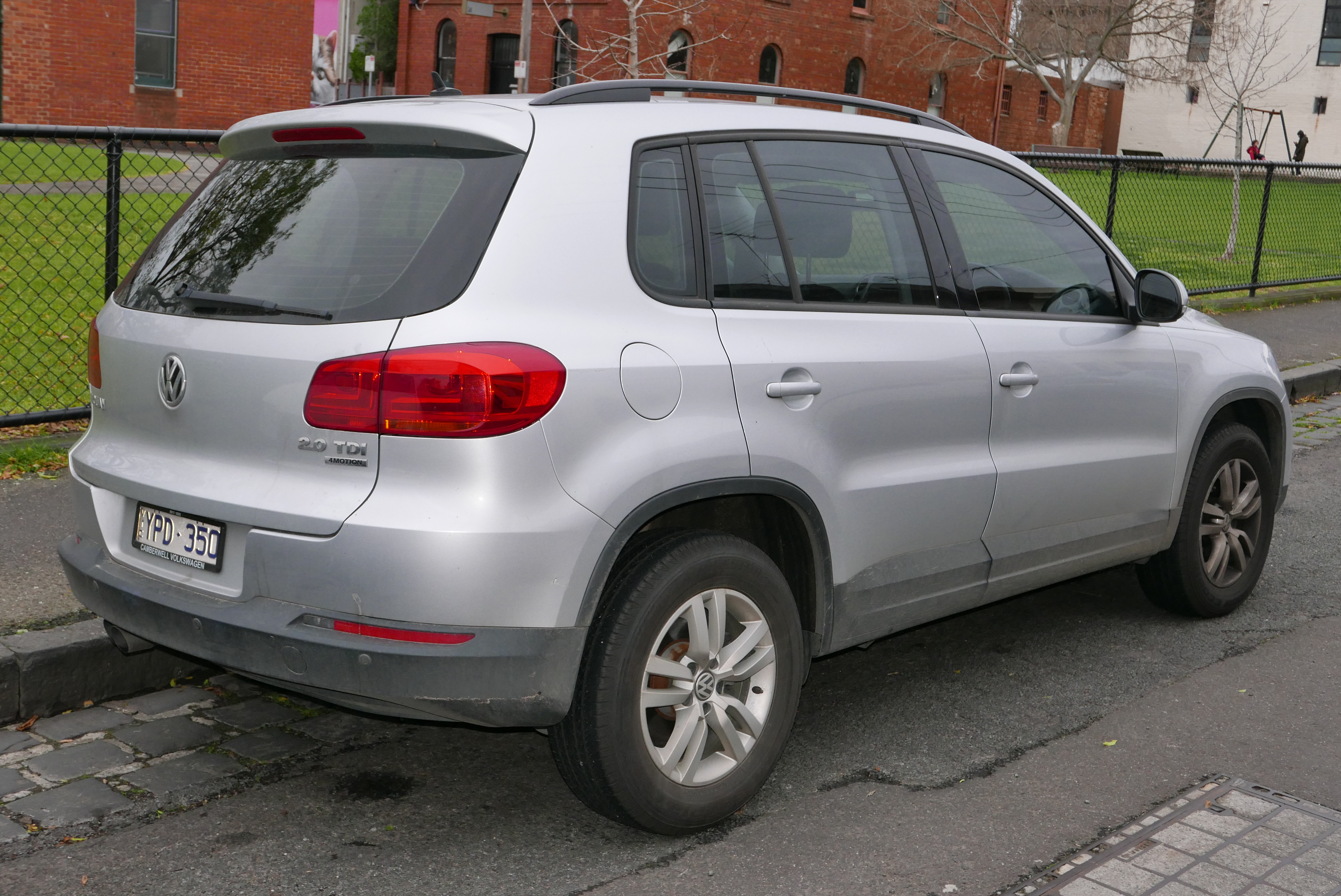 Datei:2011 Volkswagen Tiguan (5N MY12) 103TDI 4MOTION wagon (2015